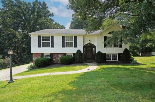 352 Meade Dr, Moon Twp, PA 15108-9611