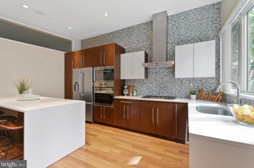 976 Leithgow St, Philadelphia, PA 19123-1440