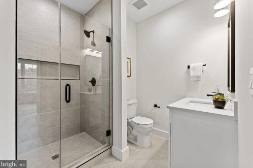 1327 Mayflower Dr, Mc Lean VA 22101-3405 exterior