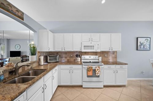 7807 Berkshire Pne Dr, Naples FL 34104-7442 exterior