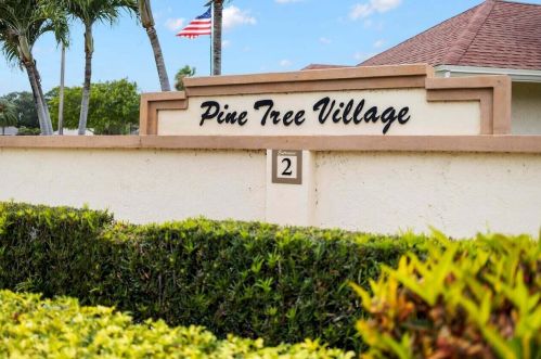 10427 Greentrail Dr, Boynton Beach FL 33436-4412 exterior