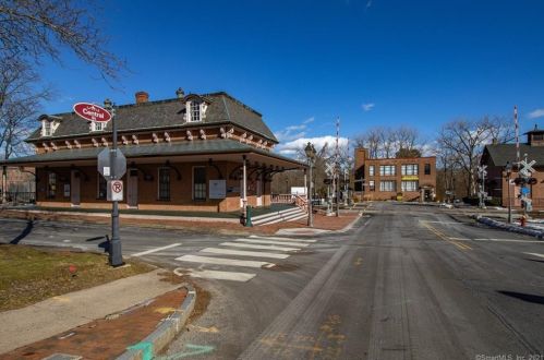 33 Mechanic St, Windsor CT 06095-2947 exterior