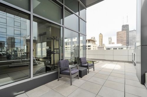 160 Illinois St, Chicago IL  60654-2706 exterior