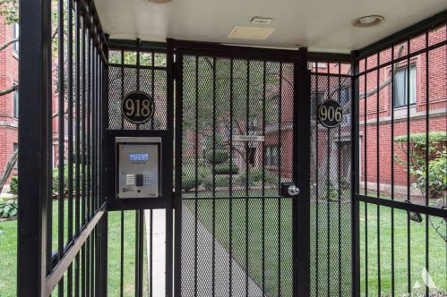 916 Sunnyside Ave, Chicago IL  60640-6019 exterior