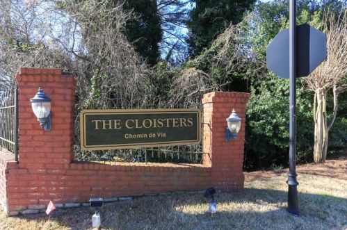 5615 Chemin De Vie, Atlanta GA 30342-2577 exterior