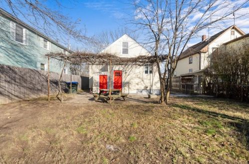 138 Moorefield St, Providence, RI 02909-4835