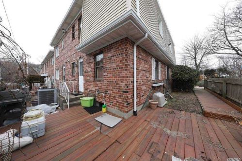 426 Corona Ave, Valley Stream NY 11580-2662 exterior