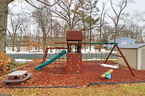 83 Edgewood Dr, Florham Park NJ 07932-2126 exterior