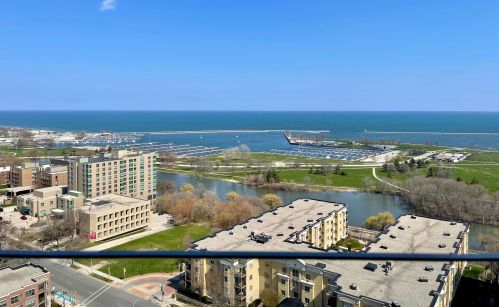 1313 Franklin Pl, Milwaukee WI 53202-2980 exterior