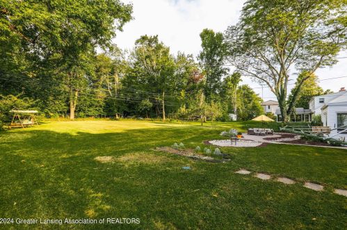 1053 Lantern Hl Dr, East Lansing MI 48823-2831 exterior