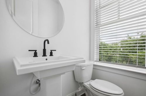 6607 Beacon Dr, Atlanta GA 30328 exterior