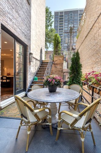 1521 State Pkwy, Chicago IL 60610-1613 exterior