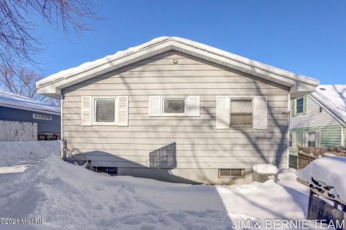 3100 Stratford Dr, Wyoming MI exterior