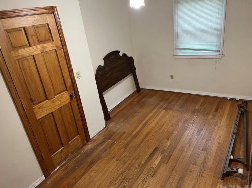 28 Weymouth Rd, Enfield CT 06082-6048 exterior