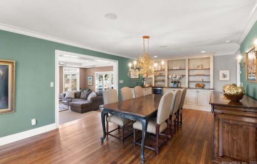 57 Midrocks Dr, Norwalk CT 06851-1626 exterior