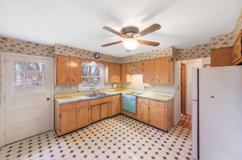 6 Hogan Dr, Poughkeepsie, NY 12603-4810