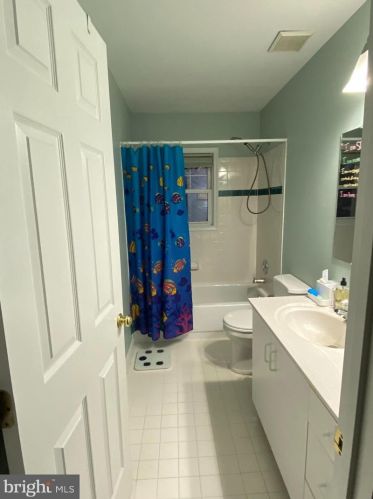 1002 Monroe St, Herndon VA 20170-3211 exterior