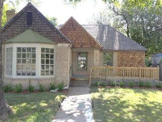 1718 Hampton Rd, Dallas TX  75208-8001 exterior