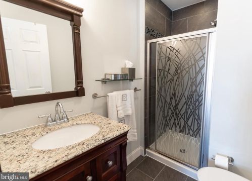 2342 Carpenter St, Philadelphia PA 19146-2418 exterior