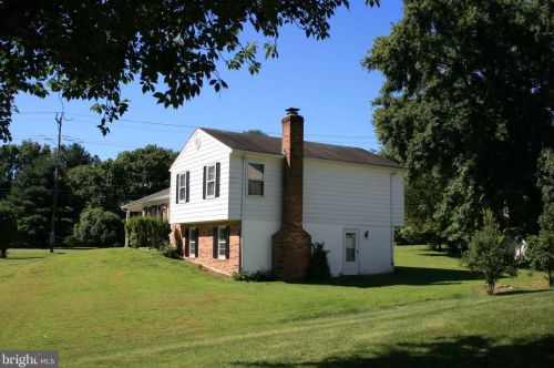 16200 Oak Meadow Dr, Rockville, MD 20855-1976