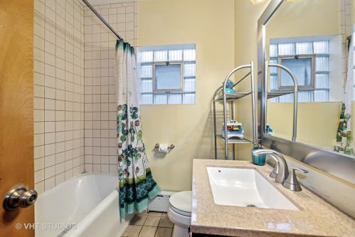 5522 Cornelia Ave, Chicago IL 60657-1019 exterior