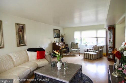 12 Lighthouse Dr, East Freehold NJ 07728-1384 exterior