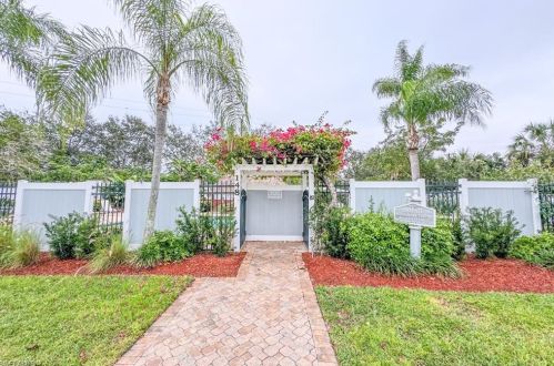 201 Woodshire Ln, Naples FL 34105-7429 exterior