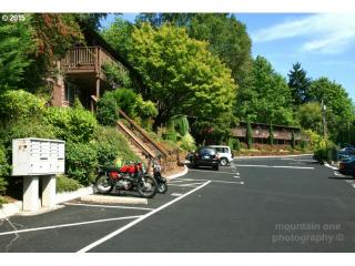 1035 Bertha Blvd, Portland, OR 97219-2076