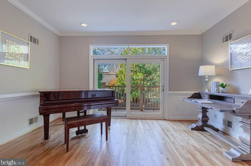 1515 Highwood Dr, Mc Lean VA  22101-5800 exterior