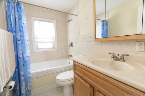 736 Hillside Ave, Hartford CT 06106-4514 exterior