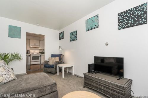 2475 Culbertson Ave, Rochester MI 48307-4610 exterior