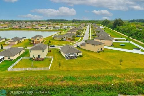 916 Bent Creek Dr, Fort Pierce FL  34947-1330 exterior