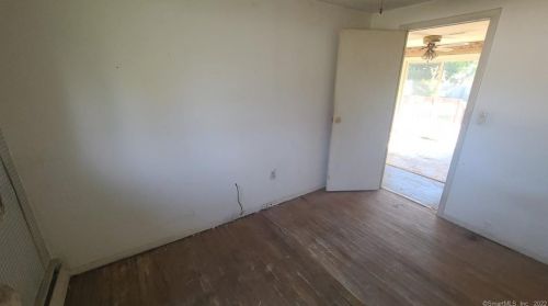 9 Nevins Ave, Enfield CT 06082-2027 exterior