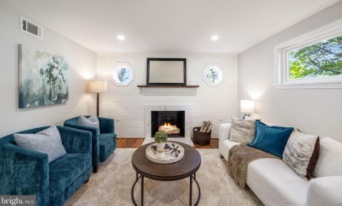 2809 James Dr, Alexandria VA  22303-1338 exterior