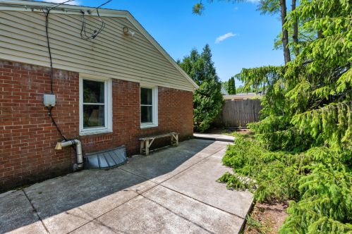 502 Spooner Rd, Milwaukee WI 53217-2829 exterior