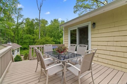 100 Haviland Rd, Ridgefield CT  06877-2821 exterior