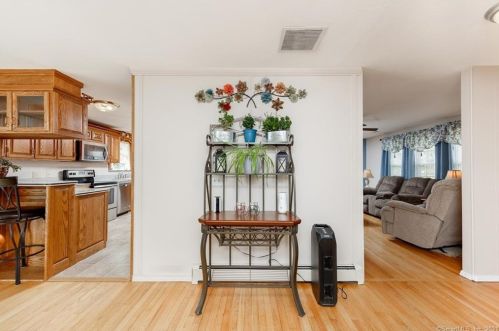 27 Seagrave St, Killingly CT 06239-4129 exterior