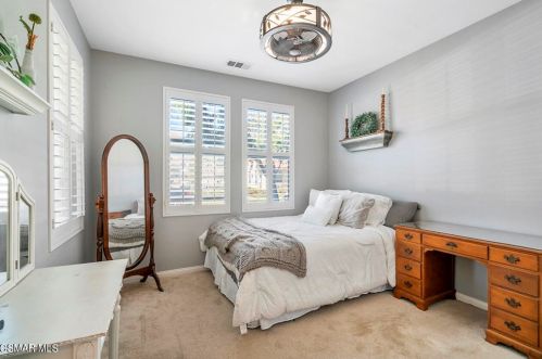 3204 Lisbon Ln, Oxnard CA 93036-7623 exterior