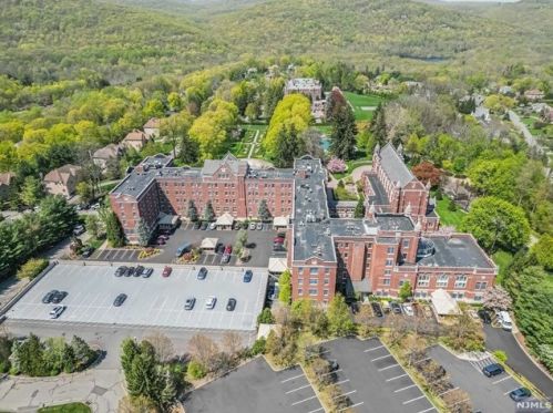 5203 Rio Vis Dr, Mahwah NJ 07430-4511 exterior