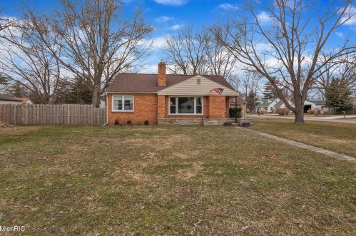 7900 Lake Wood Dr, Kalamazoo, MI 49002-4367