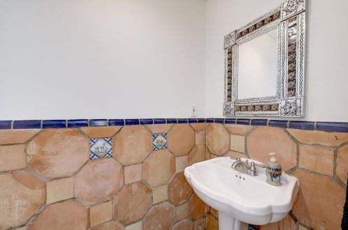 805 Frst Vw Dr, Austin TX 78746-4519 exterior