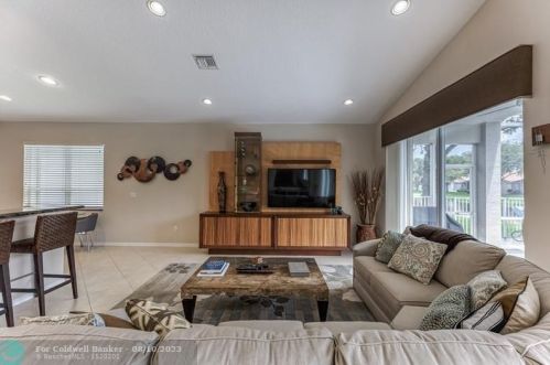 7948 Lando Ave, Boynton Beach FL 33437-6359 exterior