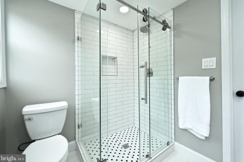 2002 Belle View Blvd, Alexandria VA 22307-1360 exterior