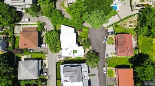 24 Casta Ln, Edgewater NJ 07020-1504 exterior