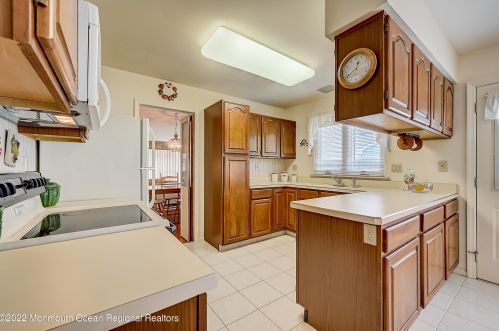 28 Greenwich Ave, Lakehurst NJ 08759-6660 exterior