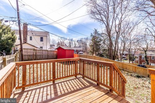 2701 Farmington Dr, Alexandria VA 22303-1315 exterior