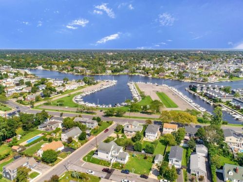 222 Cedar Ln, Babylon NY  11702-4417 exterior