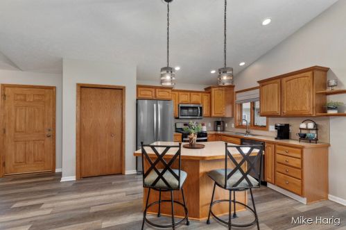 1631 Lisa Dr, Byron Township MI 49315-8122 exterior