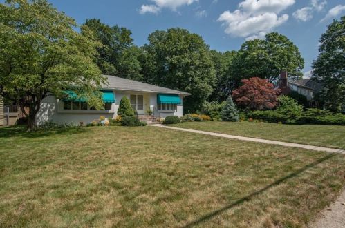 506 Woodland Rd, Woonsocket, RI 02895-1022