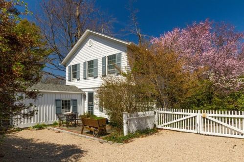 31 Bowery St, Middletown RI 02840-3560 exterior